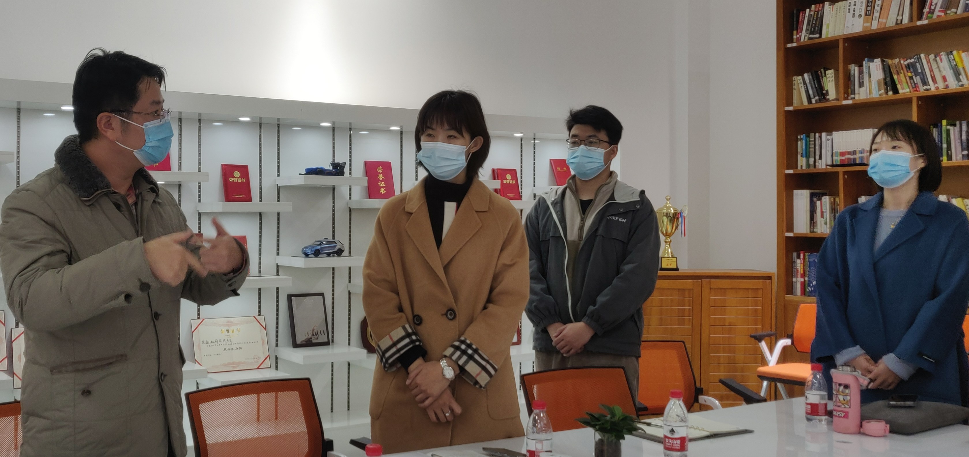 黄色仓库