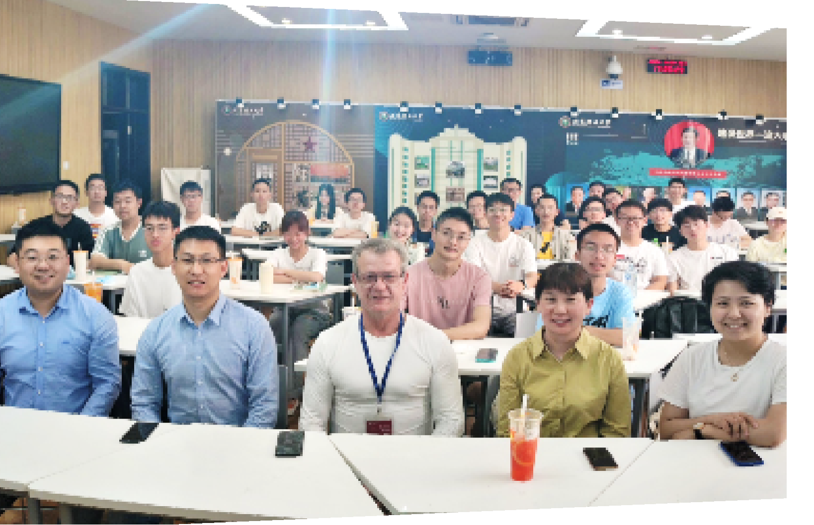黄色仓库